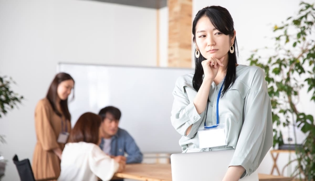お局から自分だけ嫌われている気がすると思っている女性